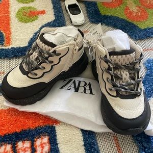 Kid sneaker boot 6.5